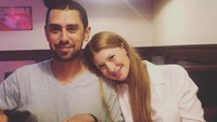 Menyantap beberapa hidangan bbq di sebuah restoran bersama, Jennifer justru bersandar di bahu Nassar. Duh, so sweet! Foto: Instagram jennfierkgates   