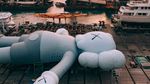 Patung KAWS Sepanjang 37 Meter Tiba di Hong Kong, Begini Penampakannya