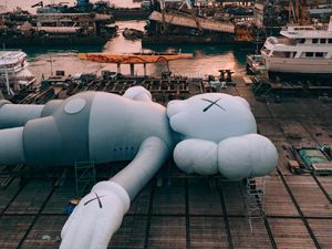 Patung Raksasa Kaws Kini Rebahan di Jepang