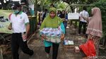 Potret Antrean Ibu-ibu Belanja Sembako Murah di RPTRA Permata