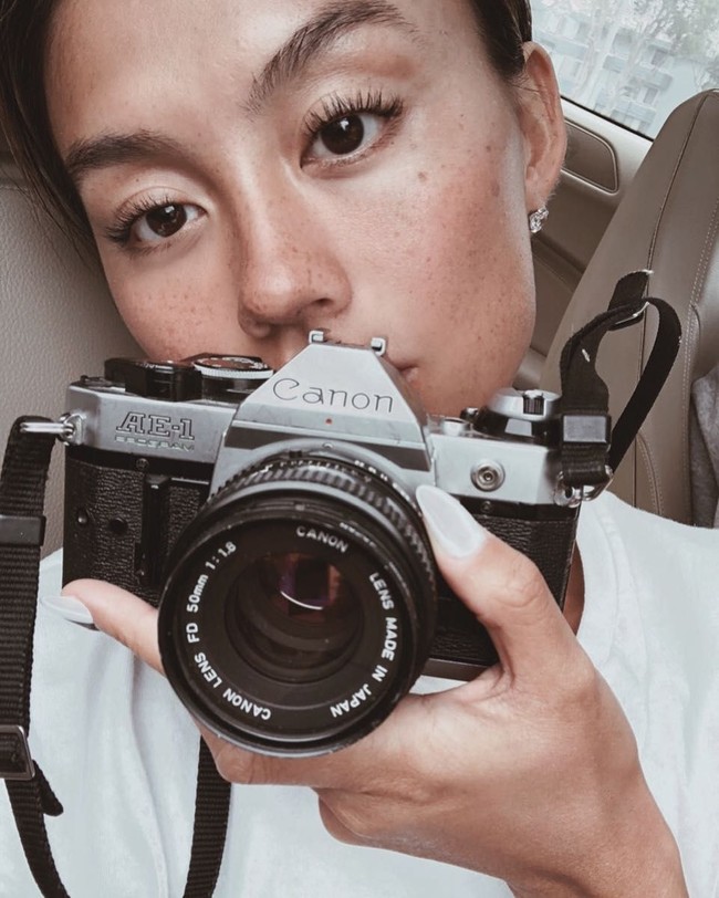 Agnez Mo juga sempat menjawab komentar netizen yang menyebut hidungnya dihiasi komedo. Dengan tertawa, Agnez hanya berkata singkat bahwa bintik cokelat di hidungnya adalah freckles. Apa itu freckles? Freckles adalah bintik-bintik di kulit yang umumnya muncul berkelompok di daerah pipi, hidung dan bahu atas. Freckles bisa muncul karena genetik dan terlalu sering terkena paparan sinar matahari. Foto: Instagram @agnezmo