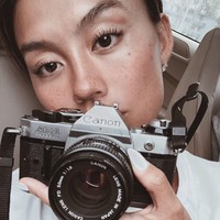 Agnez Mo juga sempat menjawab komentar netizen yang menyebut hidungnya dihiasi komedo. Dengan tertawa, Agnez hanya berkata singkat bahwa bintik cokelat di hidungnya adalah freckles. Apa itu freckles? Freckles adalah bintik-bintik di kulit yang umumnya muncul berkelompok di daerah pipi, hidung dan bahu atas. Freckles bisa muncul karena genetik dan terlalu sering terkena paparan sinar matahari. Foto: Instagram @agnezmo
