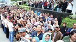 Momen Jokowi Diserbu Warga saat Jajal MRT