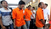 Saat hendak masuk ke Pintu Tol Ancol, massa mengadang truk dan menurunkan paksa kedua sopir.