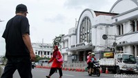Di lokasi tersebut banyak warga yang menyebrang jalan.