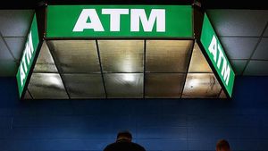 Kaca Gerai ATM di Tangerang Pecah gegara Angin Kencang, Tak Ada Korban