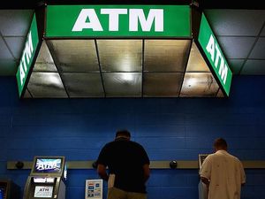 Bank Mana yang Pertama Kali Sediakan ATM di Indonesia?