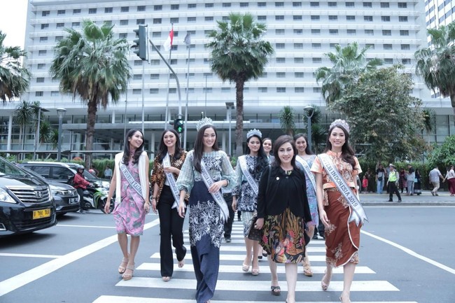 Tidak ketinggalan , Puteri Indonesia Intelegensia Anastasia Paraditha, Puteri Indonesia Runner Up V Maria Hostiana, Puteri Indonesia Berbakat Agatha Aurelia dan Puteri Indonesia Top 10 dari Kalimantan Barat Karina Sahna. Juga, Ketua Umum Yayasan Puteri Indonesia Wardiman Djojonegoro.  Foto: Dok. Yayasan Puteri Indonesia