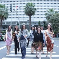 Tidak ketinggalan , Puteri Indonesia Intelegensia Anastasia Paraditha, Puteri Indonesia Runner Up V Maria Hostiana, Puteri Indonesia Berbakat Agatha Aurelia dan Puteri Indonesia Top 10 dari Kalimantan Barat Karina Sahna. Juga, Ketua Umum Yayasan Puteri Indonesia Wardiman Djojonegoro.  Foto: Dok. Yayasan Puteri Indonesia