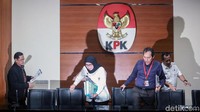Saut Situmorang dan Sri Puguh Budi Utami saat akan memberikan keterangan pers.