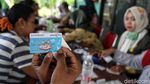 Potret Antrean Ibu-ibu Belanja Sembako Murah di RPTRA Permata