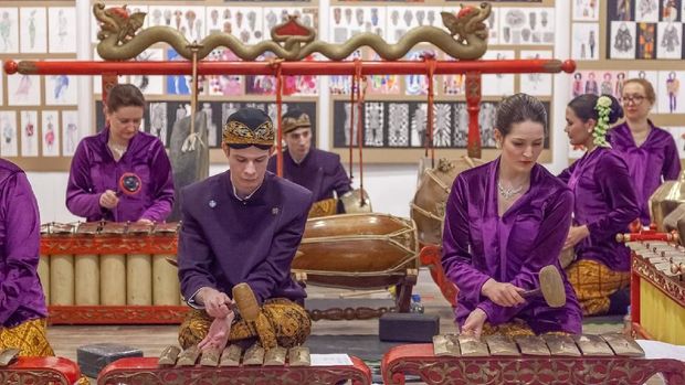 Warga Rusia yang memainkan gamelan di peragaan busana.
