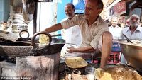 Waduh Pria Ini Goreng Camilan India Pakai Tangan Kosong 