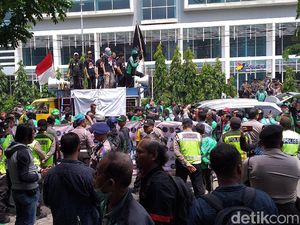 Ojek Online di Surabaya Geruduk Kantor Aplikator, Tuntut Apa?