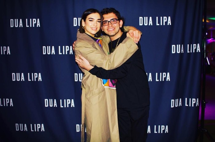 Navid Sole, rich kids of London berpose bersama Dua Lipa. Foto: Dok. Instagram Navid Sole Navid Sole, rich kids of London berpose bersama Dua Lipa. Foto: Dok. Instagram Navid Sole