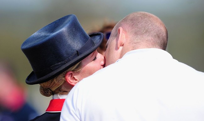 Jika menuruti tradisi kerajaan, keduanya mungkin sudah melanggarnya. Di publik, Zara dan Mike bahkan tak segan berbagi ciuman mesra. Foto: Getty Images