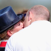 Jika menuruti tradisi kerajaan, keduanya mungkin sudah melanggarnya. Di publik, Zara dan Mike bahkan tak segan berbagi ciuman mesra. Foto: Getty Images