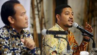 Selain itu, menguatnya sentimen politik identitas dan maraknya penyebaran hoaks diprediksi semakin menambah angka golput dalam Pilpres 2019 ini.