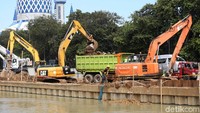Alat berat mengeruk tanah untuk pembangunan kontruksi Tol Becakayu Seksi 2A.