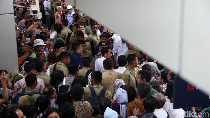 Tiba di Stasiun MRT Lebak Bulus, Jokowi Disambut Teriakan Warga