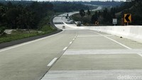 Ada pula pemandangan jalan kelok Lintas Sumatera yang melintang di sebelah tol ini di sekitar Kilometer awal.