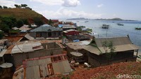 Jika berkunjung ke Pulau Papagarang, jangan lupa untuk menaiki bukit di pulau tersebut. Dari bukit itu wisatawan dapat menikmati pemandangan yang indah nan mempesona, bahkan wisatawan juga bisa melihat Desa Papagaran dari sini.