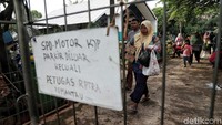 Warga nampak membawa pulang beragam sembako murah yang disediakan di RPTRA Permata, Koja, Jakarta Utara.