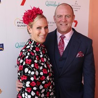 Keluarga kerajaan Inggris identik dengan protokol, tata krama dan tradisi, namun seiring berjalannya waktu, para muda-mudi keluarga kerajaan kerap kali melanggarnya. Jika selama ini hanya Meghan dan Pangeran Harry yang disorot melanggar tradisi karena kemesraan mereka, rupanya ada yang lebih hot dari keduanya. Mereka adalah Zara Phillips dan suaminya Mike Tindall yang kerap umbar kemesraan. Foto: Getty Images