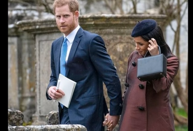 Menurut Daily Mail, biaya baju hamil Meghan lebih mahal tujuh kali lipat dibanding Kate Middleton. Tahun lalu sempat beredar kabar bahwa bujet belanja baju keluarga Kerajaan Inggris naik menjadi US$ 1,8 juta atau Rp 27 miliar sejak Meghan Markle dipersunting Pangeran Harry pada Mei 2018. Dana untuk anggaran tersebut kebanyakan berasal dari kantong pribadi ditambah pajak dari rakyat. Foto: Dok. YouTube