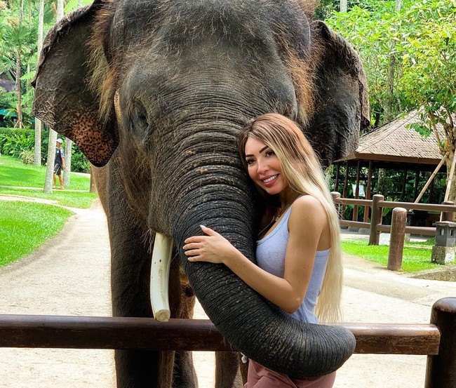 Kakak Kim Kardashian ini memang telang berbagi foto serupa beberapa minggu yang lalu, dimana dia juga berpose telanjang di kamar mandi sambil menggunakan laptop Apple dan secangkir teh untuk menutupi payudaranya. Foto: Instagram @farrah__abraham