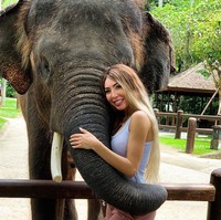 Kakak Kim Kardashian ini memang telang berbagi foto serupa beberapa minggu yang lalu, dimana dia juga berpose telanjang di kamar mandi sambil menggunakan laptop Apple dan secangkir teh untuk menutupi payudaranya. Foto: Instagram @farrah__abraham