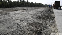 Karena belum adanya rest area, para pengguna jalan tol hanya bisa beristirahat di dalam saja, setidaknya bisa berhenti sejenak untuk meregangkan badan ataupun mengambil waktu tidur yang kilat. Sambil beristirahat pengguna pun bisa membeli makanan ringan ataupun minuman dingin dari pada pedagang yang di rest area.