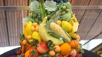 Dilihat dari jauh, kue yang satu ini terlihat seperti rangkaian sayuran dan buah-buahan yang disusun dengan cantik. Padahal ini semua terbuat dari kue manis. Keren! Foto: Boredpanda