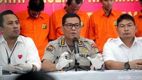 Diberitakan sebelumnya, dua mobil tangki Pertamina sempat dibajak pada Senin (18/3) kemarin. Mobil itu kemudian dibawa ke depan Istana ke tengah-tengah aksi massa di Taman Pandang, kawasan Monas, Jakpus.