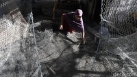 Aktivitas itu sudah dilakukan Mufidah sejak subuh. Sebab kegiatan tersebut seringkali membutuhkan waktu yang cukup lama untuk memeriksa dan memperbaiki jaring ikan yang nantinya akan digunakan oleh suaminya melaut di sore hari.