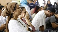 Atiqah pun terlihat kecewa dan kaget mendengar putusan tersebut. Pool/Palevi S/detikFoto.