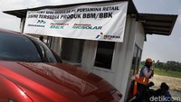Dua orang petugas tol siap sedia bersiaga disana. Satu orang berpakaian hitam putih, sementara rekannya berseragam khas Pertamina yang dengan sigap membantu mengisi BBM. Harga Pertamax dijual seharga Rp 10.050 per liter sedangkan Bio Solar Rp 5.150 per liternya. Agak sedikit mahal dibanding Pertamax di Jakarta yang dijual Rp 9.850 per liter.