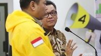 Ketika ditanya apakah Erwin diberhentikan sebagai kader Golkar, Ace menegaskan bahwa pemberhentian kader itu harus melalui proses dari Badan Musyawarah Nasional Golkar. Dia mengatakan penggantian orang ini hanya untuk mengisi kekosongan jabatan yang ditinggilkan Erwin. Sebelumnya, Erwin diketahui muncul menonton Sandiaga Uno saat debat cawapres 2019, Minggu (17/3) lalu, dan membuat heboh. Erwin Aksa menegaskan dia memang mendukung pasangan calon nomor urut 02 itu.
