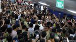 Momen Jokowi Diserbu Warga saat Jajal MRT