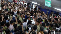 Setibanya di Stasiun MRT Lebak Bulus, Jokowi disambut teriakan warga yang juga ingin menjajal MRT Jakarta.