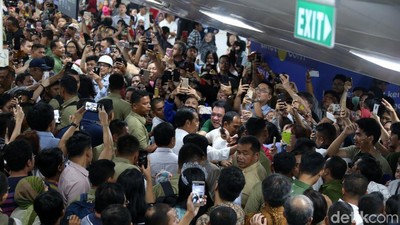 Momen Jokowi Diserbu Warga saat Jajal MRT