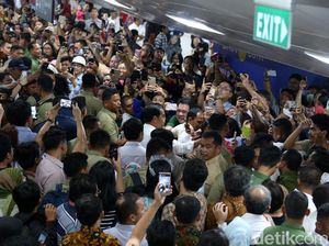 Momen Jokowi Diserbu Warga saat Jajal MRT