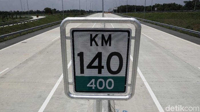 Tol Bakauheni Terbanggi Besar (Bakter) menjadi salah satu tonggak awal pembangunan Tol Trans Sumatera. Ruas tol Bakter itu sendiri membentang sepanjang 140,7 km yang kini menjadi pemegang rekor ruas tol terpanjang di Indonesia. Wow!