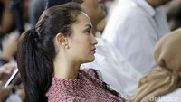Terlihat raut kekecewaan dalam wajah cantik istri Rio Dewanto itu. Pool/Palevi S/detikFoto.