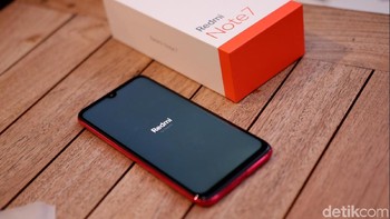 Kita akan disambut logo Redmi saat menghidupkan ponsel ini. Foto: Adi Fida Rahman/detikINET