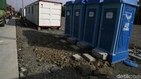 Kondisi rest area darurat itu juga telah dilengkapi oleh kamar mandi, tempat ibadah, dan SPBU sementara. Seperti namanya, rest area darurat.