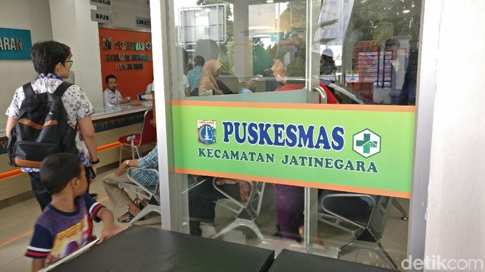 Direktur Regional WHO Asia Tenggara mengunjungi puskesmas di Jakarta. (Foto: Firdaus Anwar/detikHealth) Direktur Regional WHO Asia Tenggara mengunjungi puskesmas di Jakarta. (Foto: Firdaus Anwar/detikHealth)