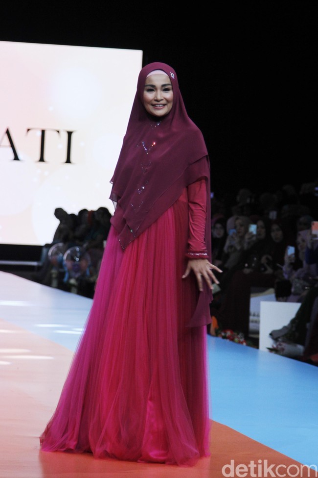 Soraya Larasati juga tampil cantik mengenakan busana syari bernuansa magenta dengan detail payet yang cantik. Ia terlihat berbeda dengan memakai khimar instan seperti ini. Foto: Mohammad Abduh/Wolipop