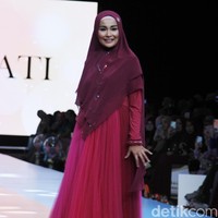 Soraya Larasati juga tampil cantik mengenakan busana syari bernuansa magenta dengan detail payet yang cantik. Ia terlihat berbeda dengan memakai khimar instan seperti ini. Foto: Mohammad Abduh/Wolipop