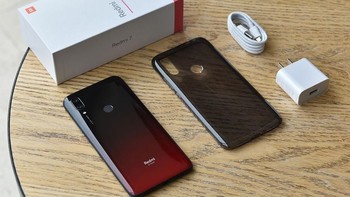 Inilah paket penjualan Redmi 7 yang diberikan Xiaomi. Selain unit ponsel, ada case silikon, kabel data dan kepaa charger. Foto: Sina Mobile